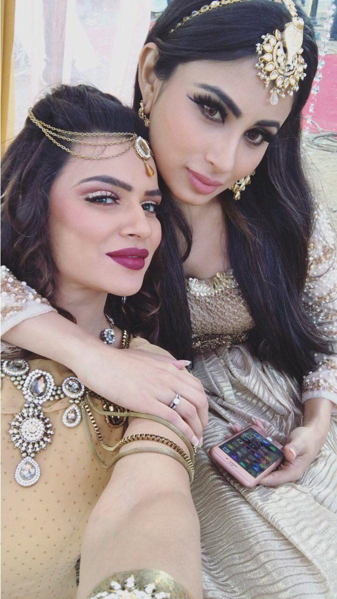 Naagin Actress Mouni Roy Rare & Unseen Photos GOES Viral