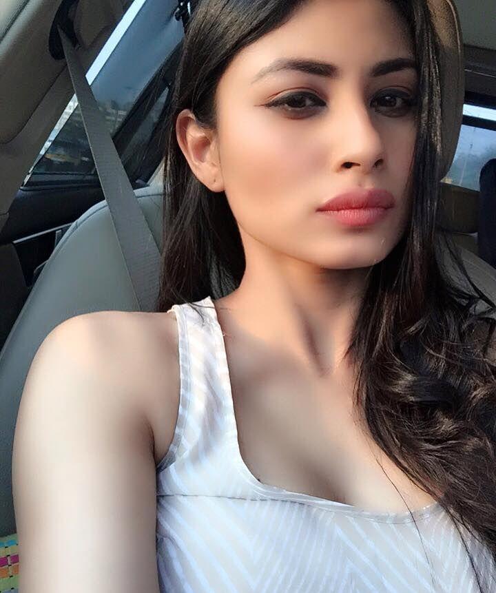 Naagin Actress Mouni Roy Rare & Unseen Photos GOES Viral