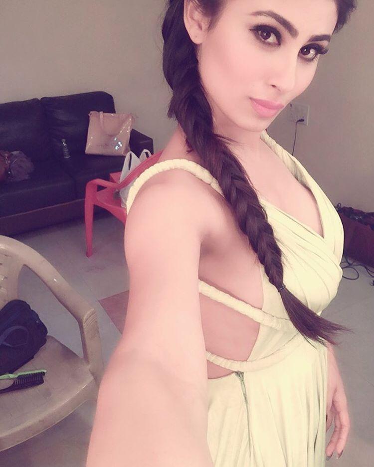 Naagin Actress Mouni Roy Rare & Unseen Photos GOES Viral