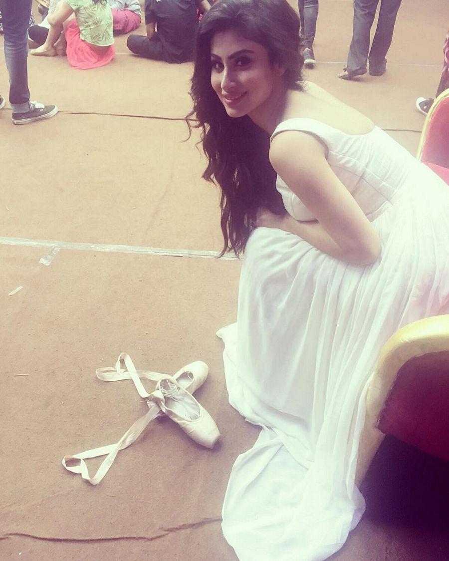 Naagin Actress Mouni Roy Rare & Unseen Photos GOES Viral