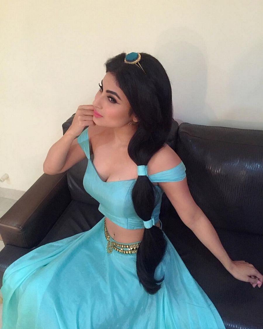 Naagin Actress Mouni Roy Rare & Unseen Photos GOES Viral