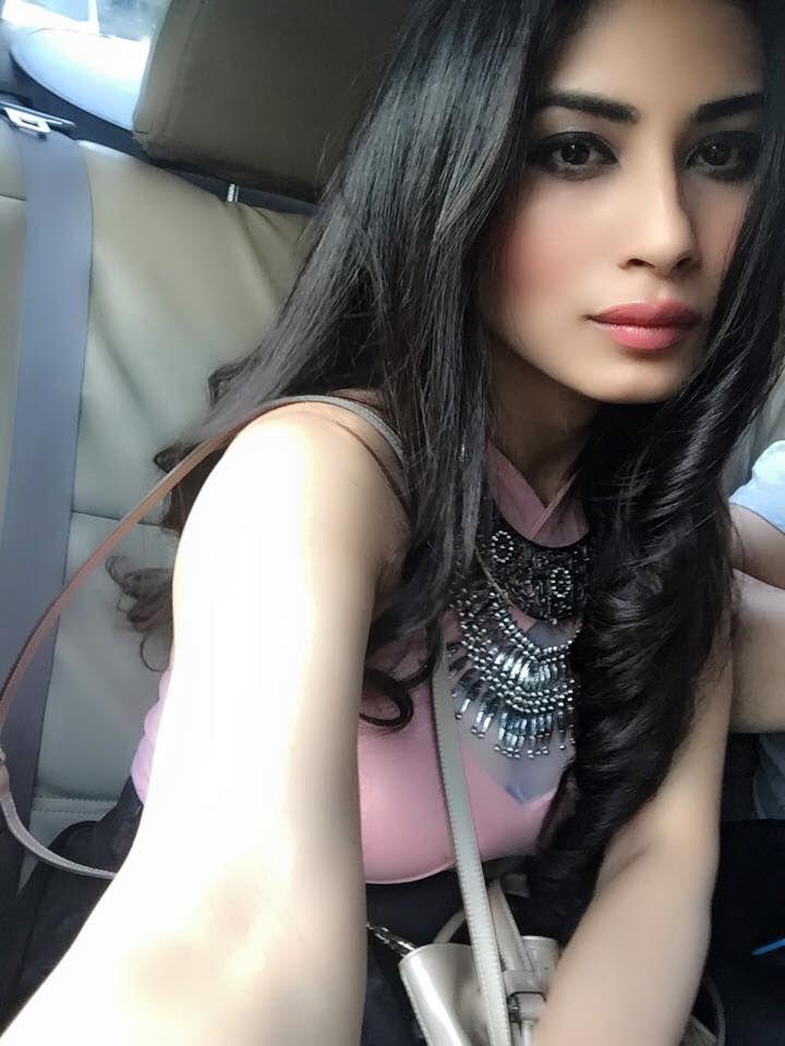 Naagin Actress Mouni Roy Rare & Unseen Photos GOES Viral