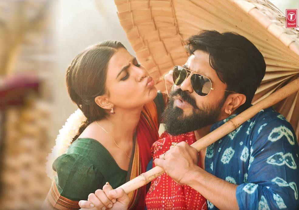 Ram Charan, Samantha & Pooja Hegde's working stills in a song from Rangasthalam