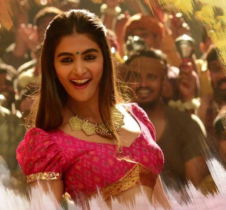 Ram Charan, Samantha & Pooja Hegde's working stills in a song from Rangasthalam