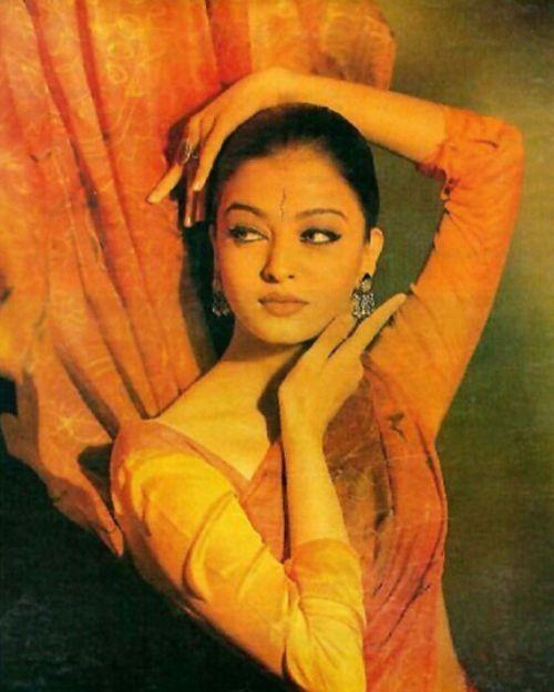 Rare & Unseen Pictures Of Aishwarya Rai You May Have Never Seen