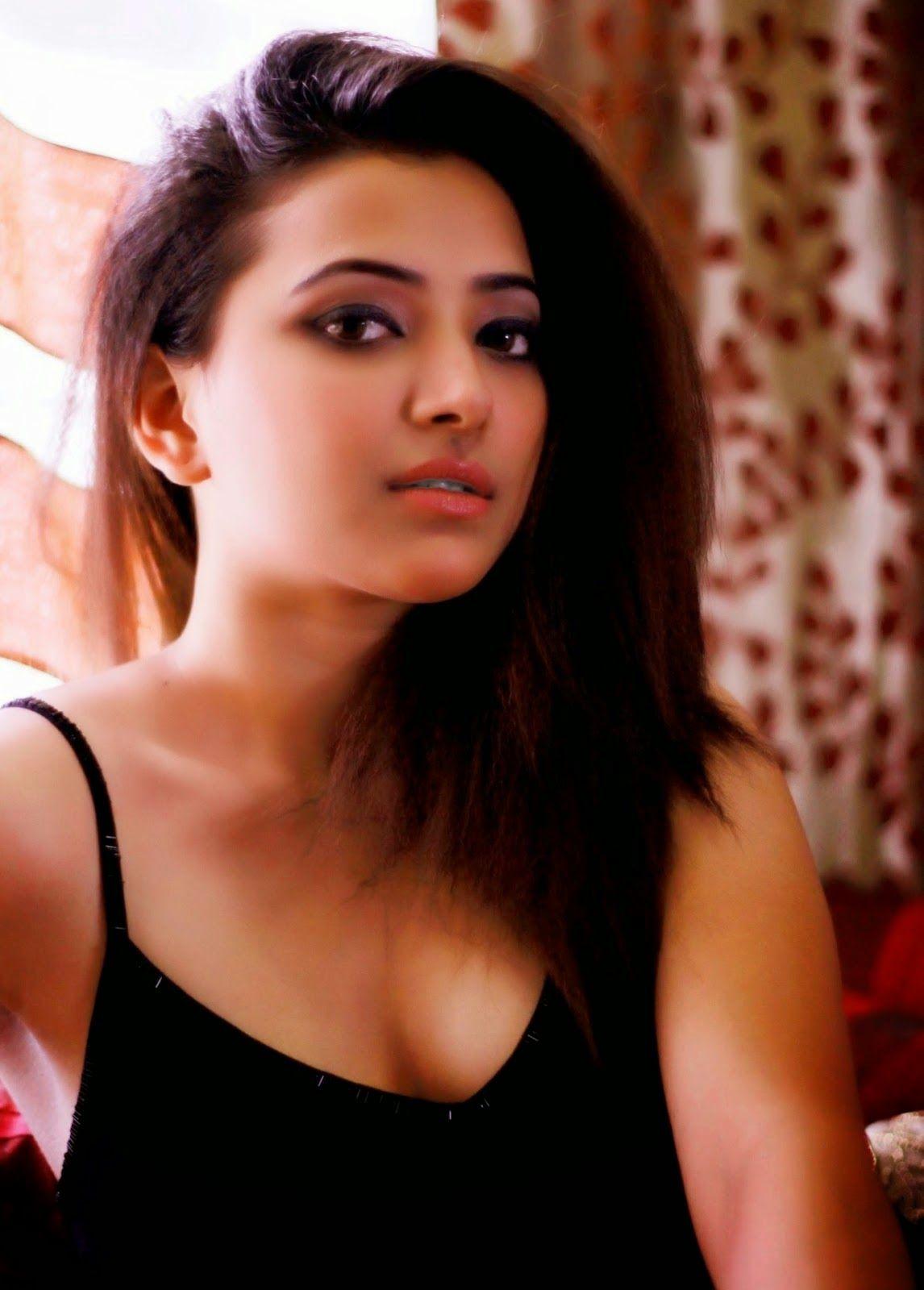 Shweta Basu Prasad Never Seen Leaked Photos Collections!