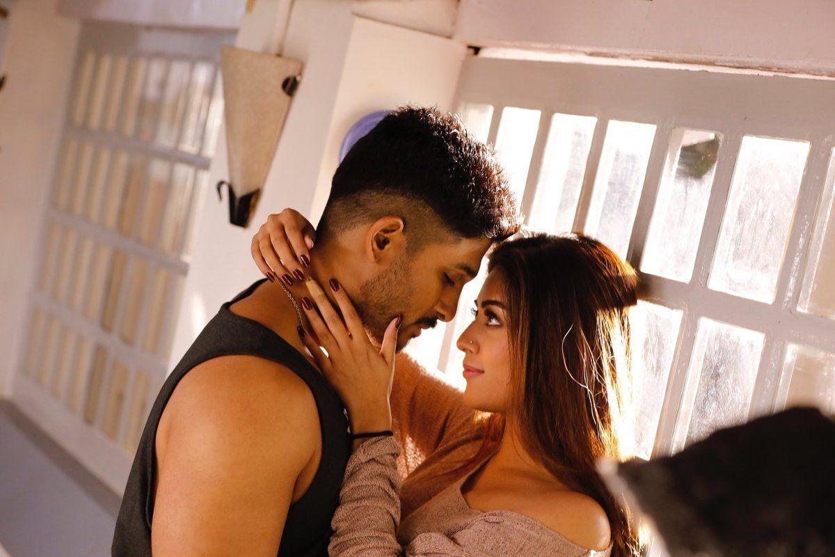 StylishStar Allu Arjun & Anu Emmanuel Stills from Naa Peru Surya