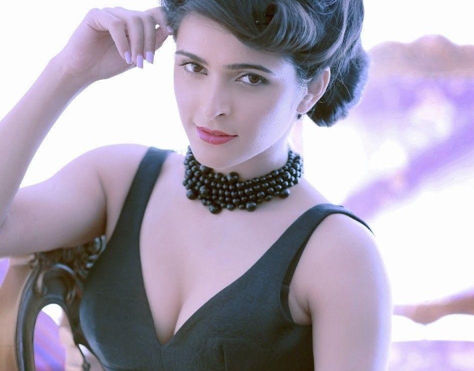 TV Actress Madhurima Tuli Personal Real Life Hot Photos