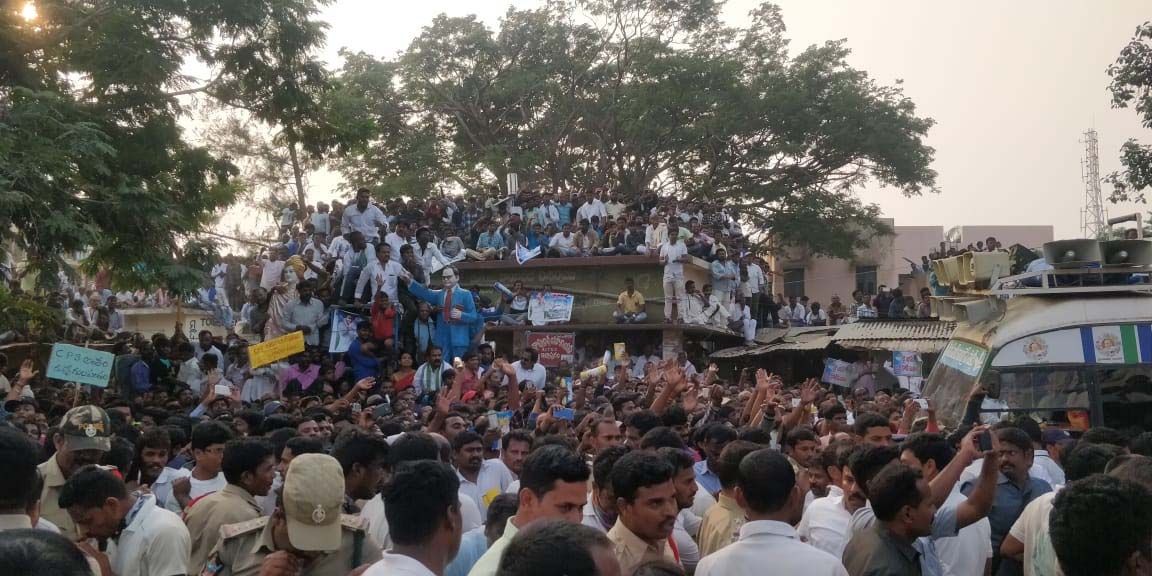 YS Jagan Mohan Reddy Speech at Ichchapuram Photos