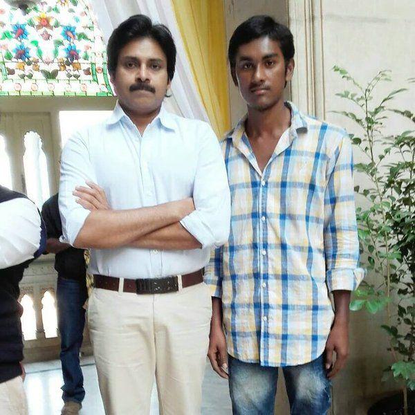 Pawan Kalyan Rare Photos with Fans Pics