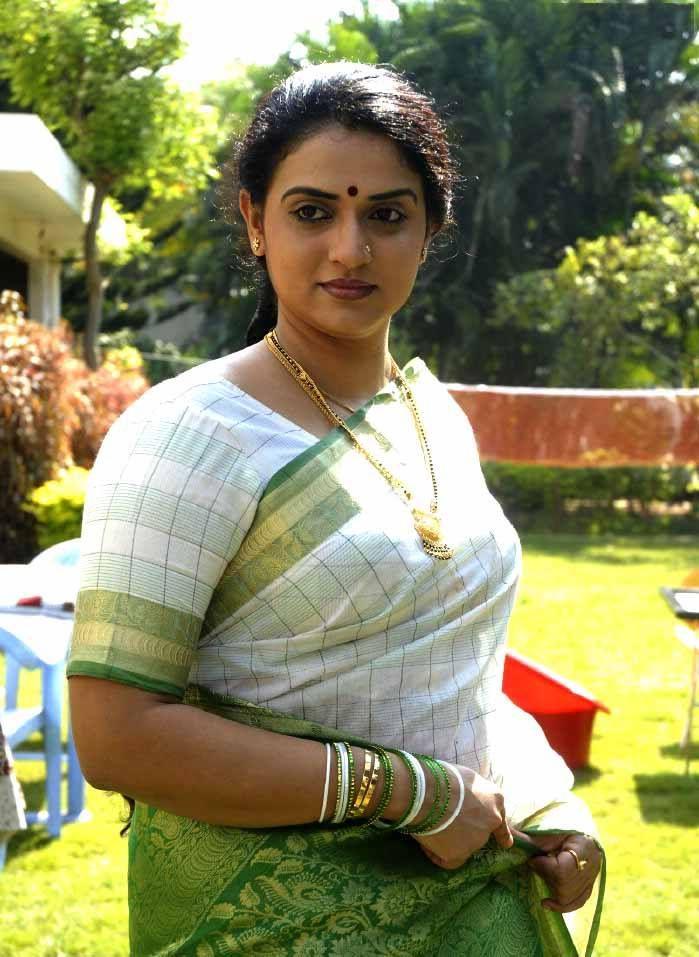 Side Actress Pavithra Lokesh Aunty Photos