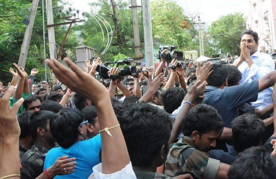 Ys Jagan Met Munikoti Family In Tirupati Photos