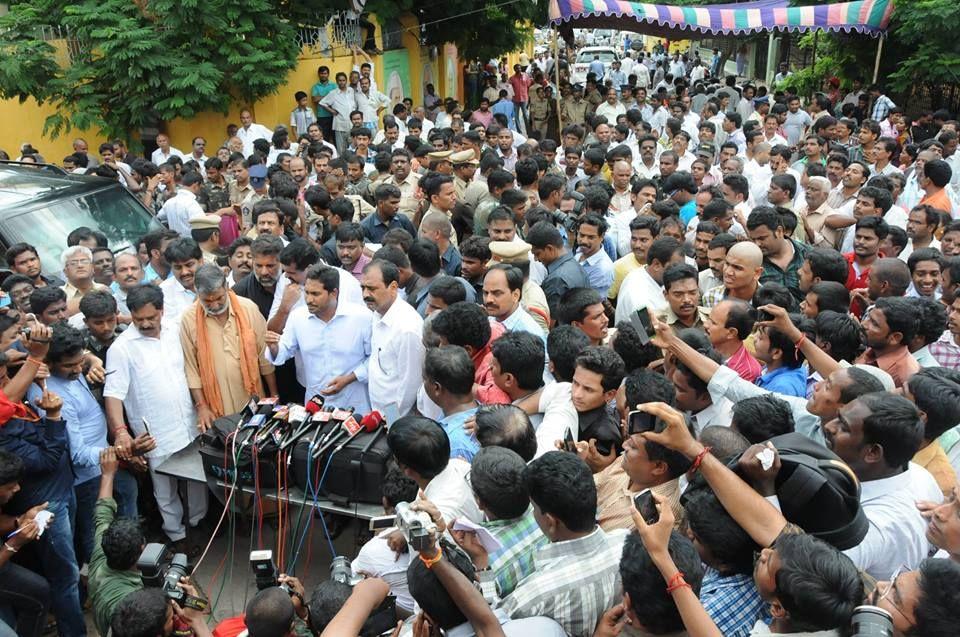 Ys Jagan Met Munikoti Family In Tirupati Photos