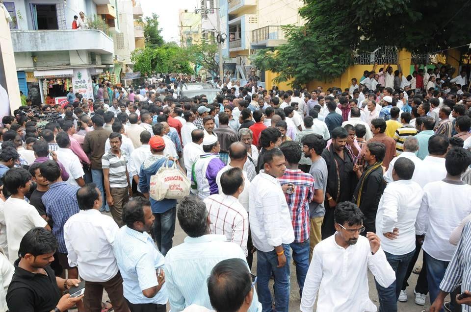 Ys Jagan Met Munikoti Family In Tirupati Photos