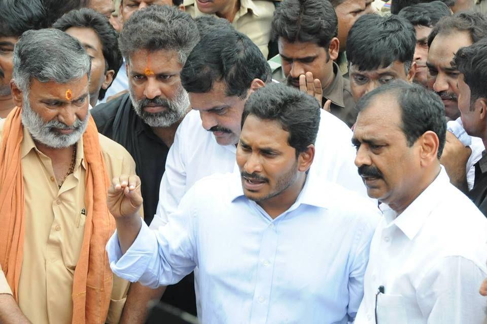 Ys Jagan Met Munikoti Family In Tirupati Photos