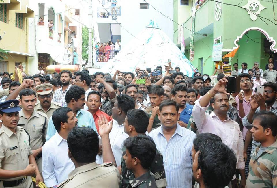 Ys Jagan Met Munikoti Family In Tirupati Photos