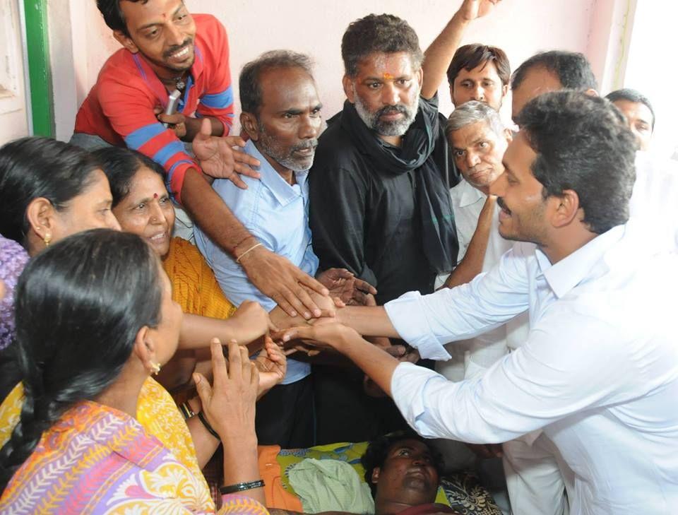 Ys Jagan Met Munikoti Family In Tirupati Photos