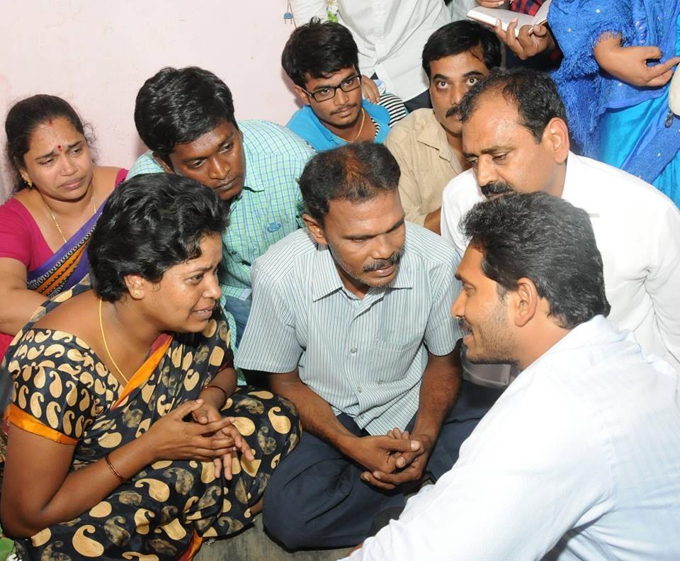 Ys Jagan Met Munikoti Family In Tirupati Photos