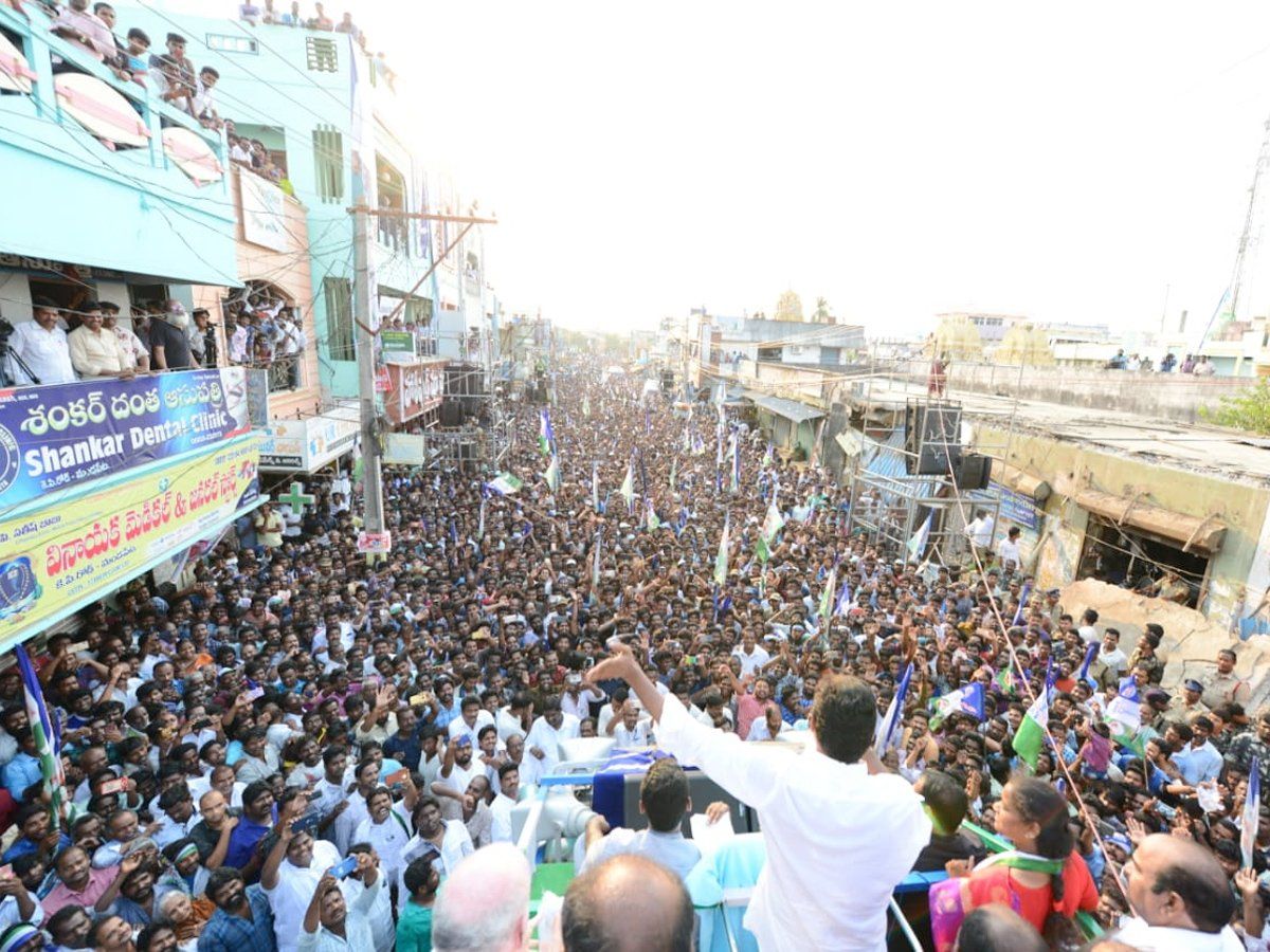 YS Jagan The Mandapet Public Meeting Images 