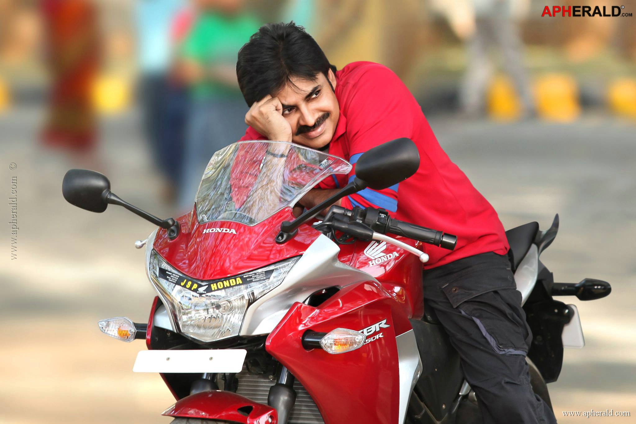 Pawan Rocking Stills in Attarintiki Daredi