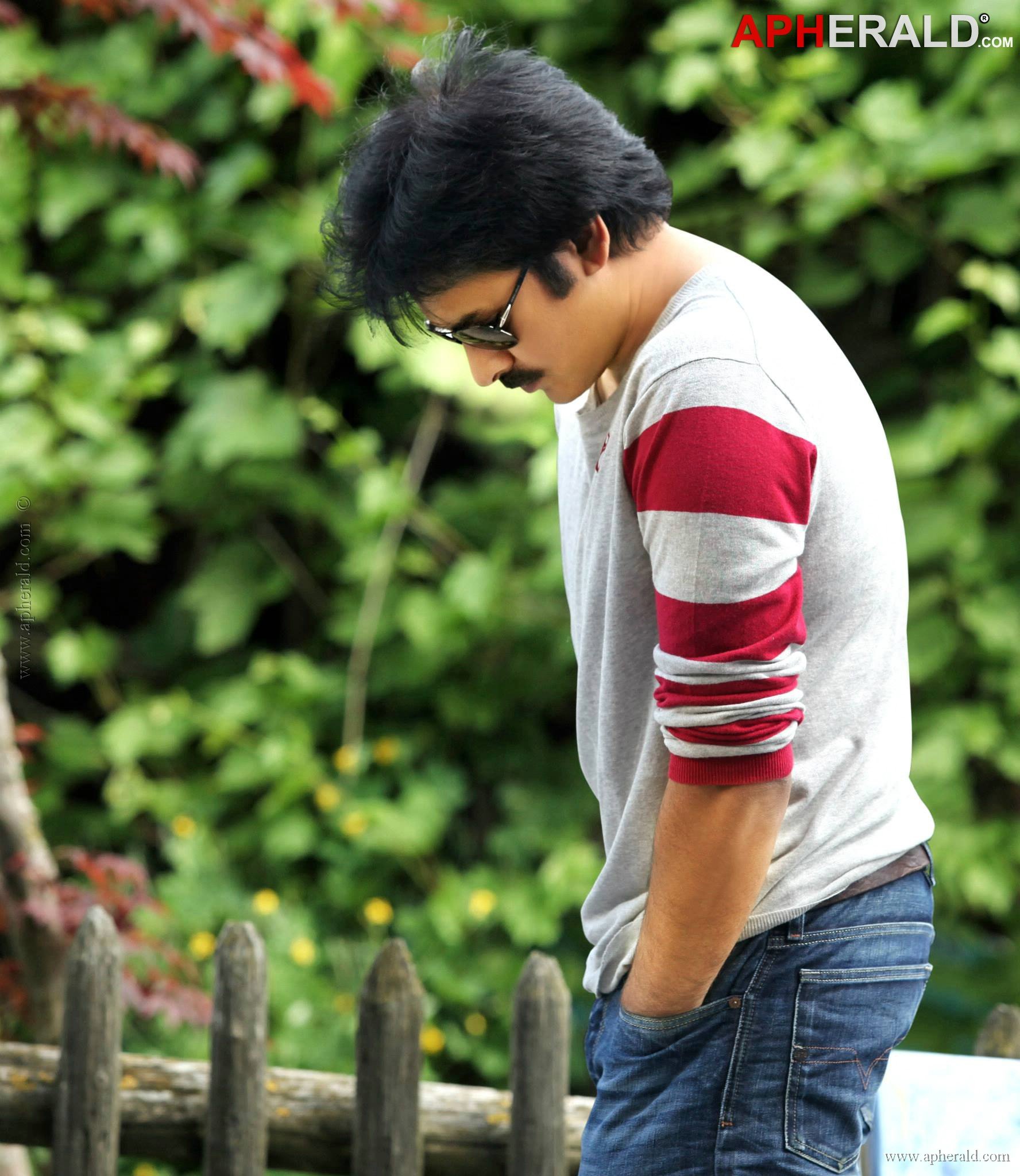 Pawan Rocking Stills in Attarintiki Daredi