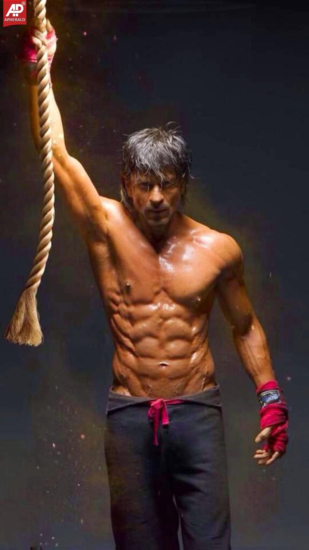 Shah Rukh Khan 8 Pack Photos