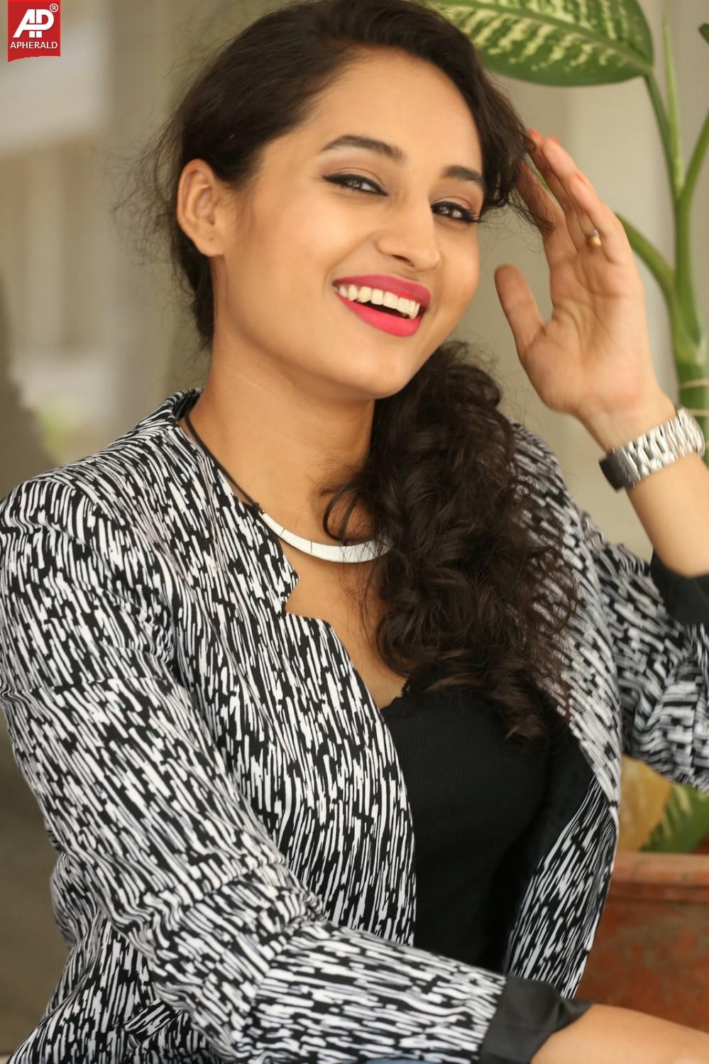 Actress Pooja Photos