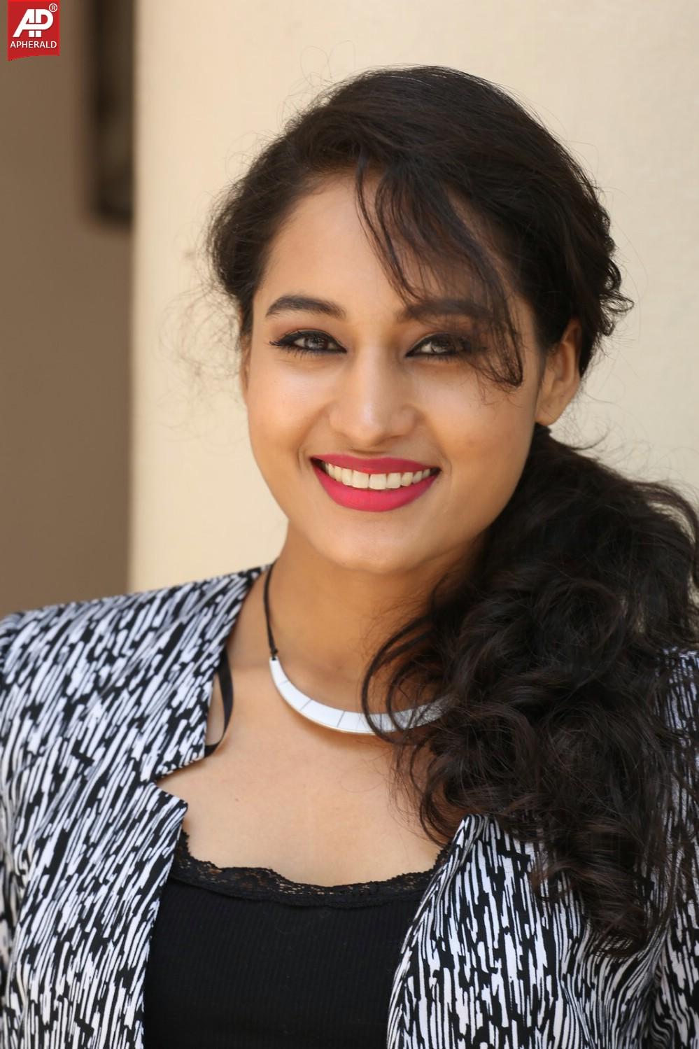 Actress Pooja Photos