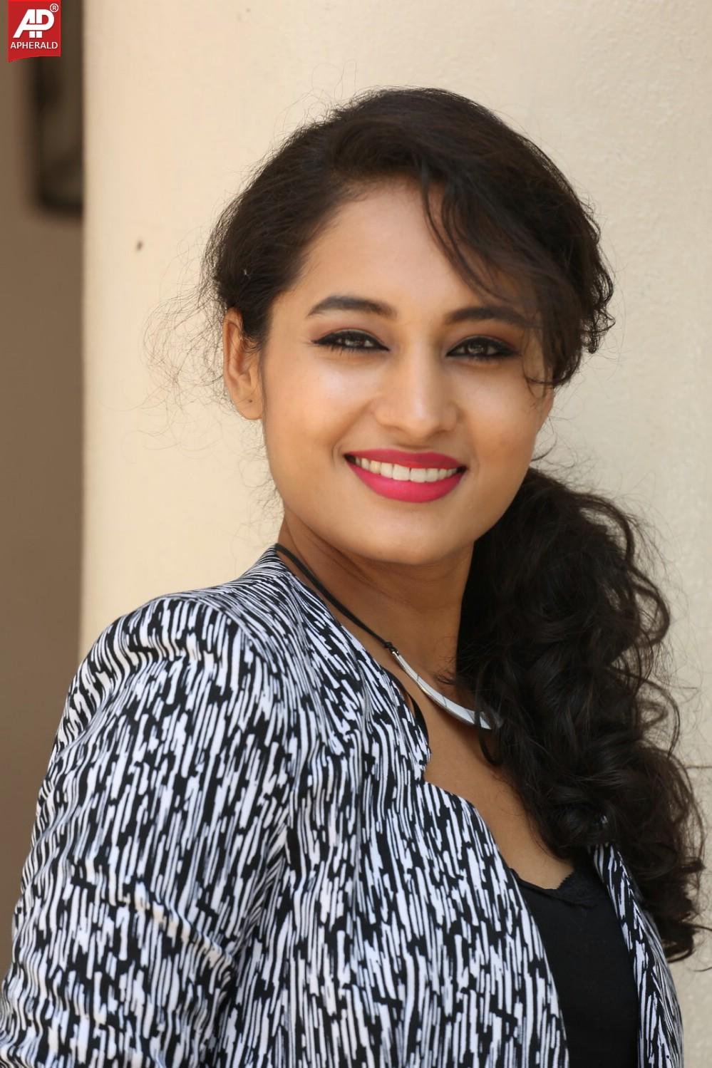 Actress Pooja Photos