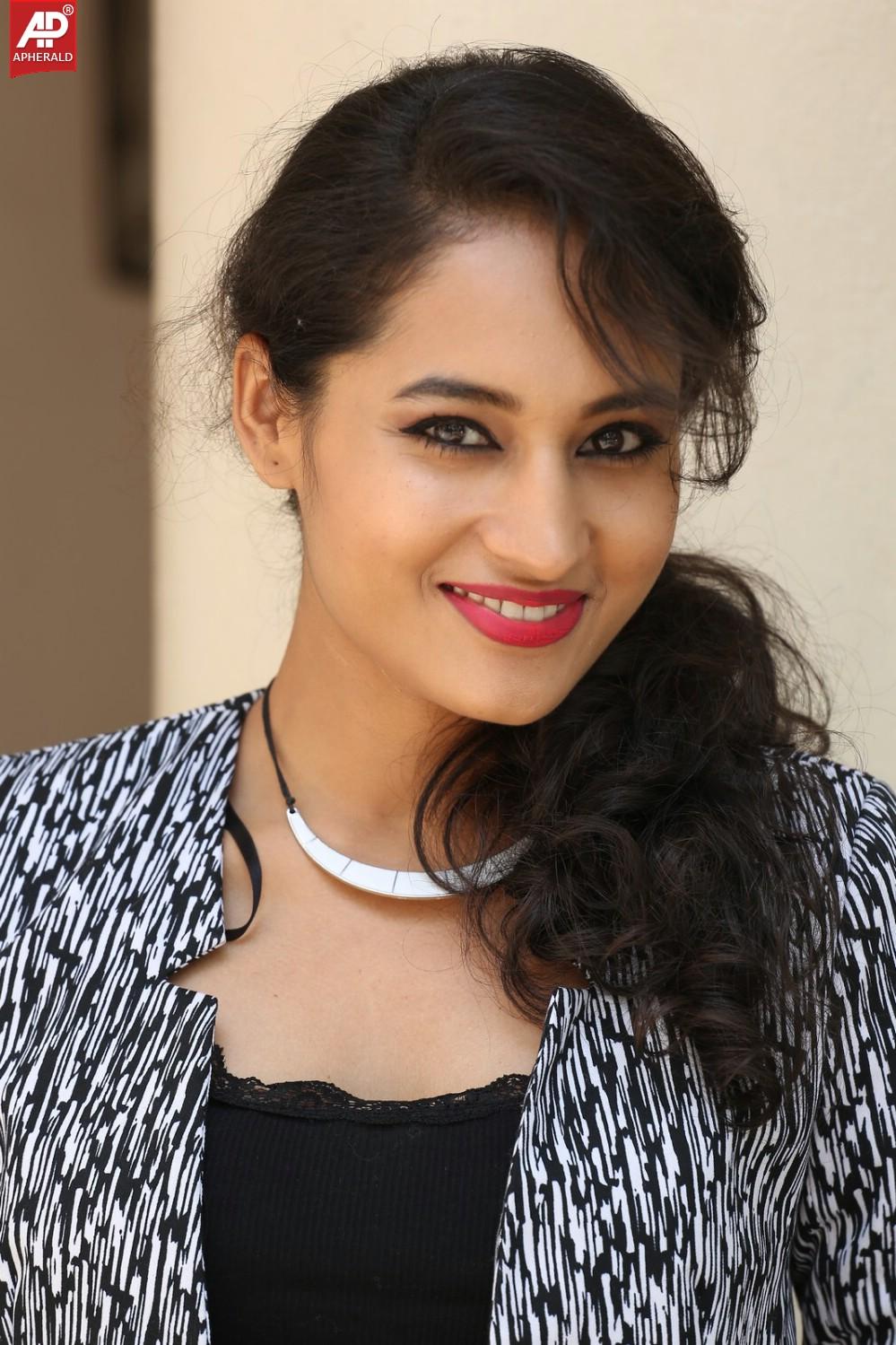 Actress Pooja Photos