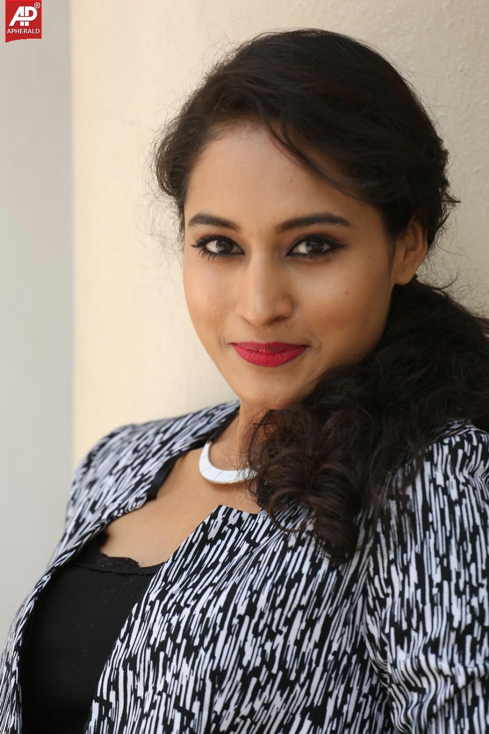 Actress Pooja Photos