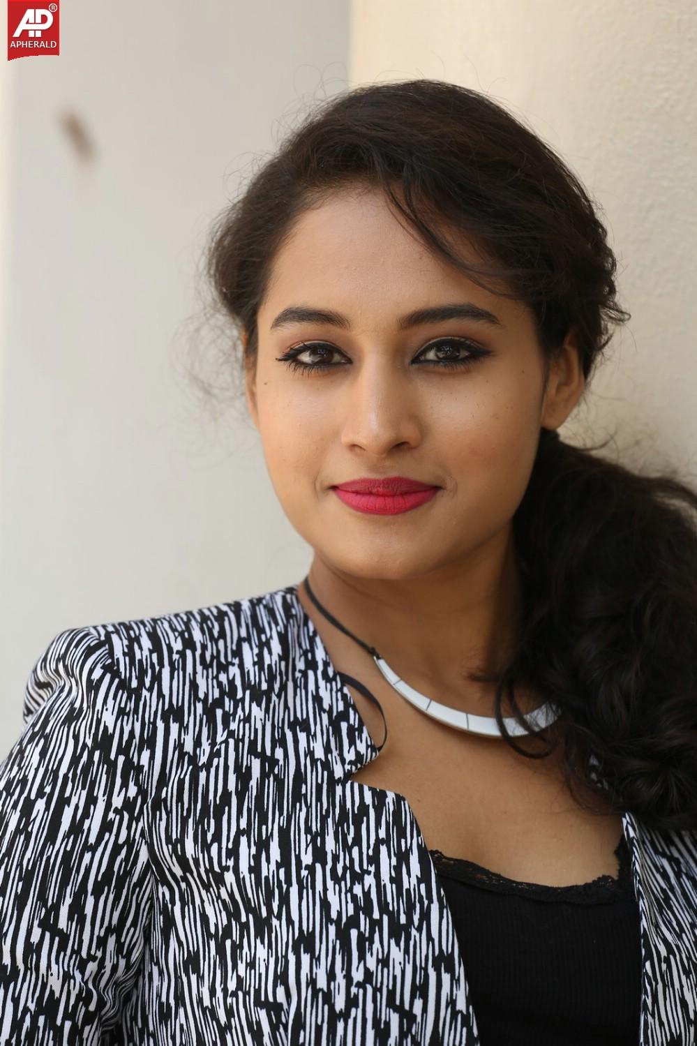 Actress Pooja Photos