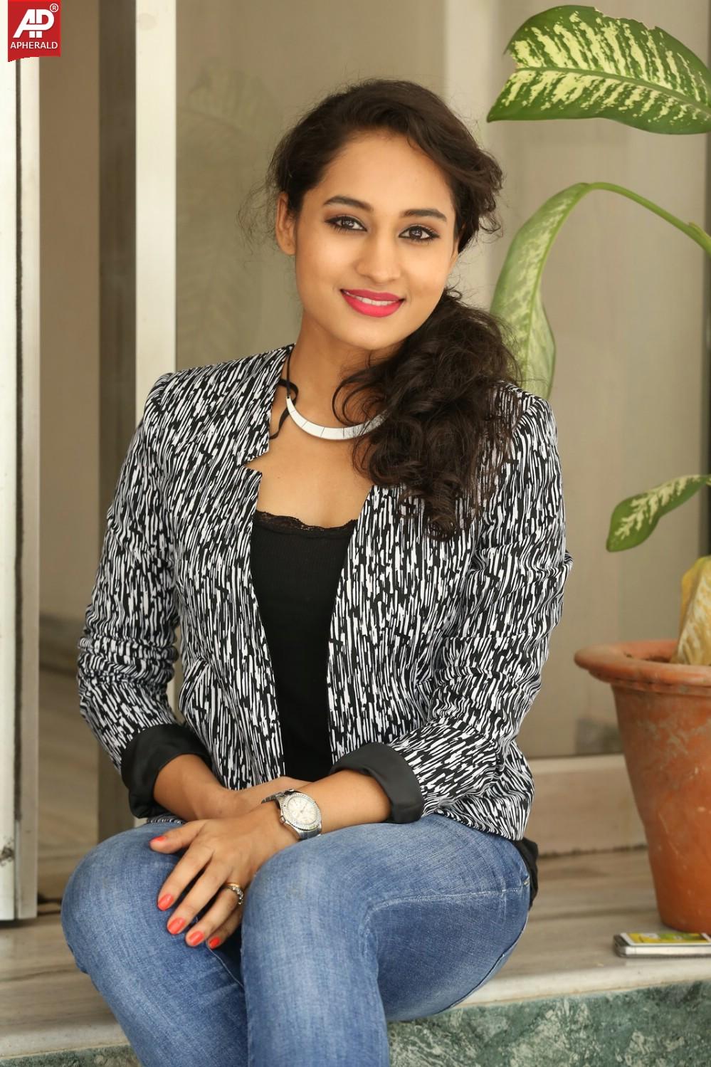 Actress Pooja Photos