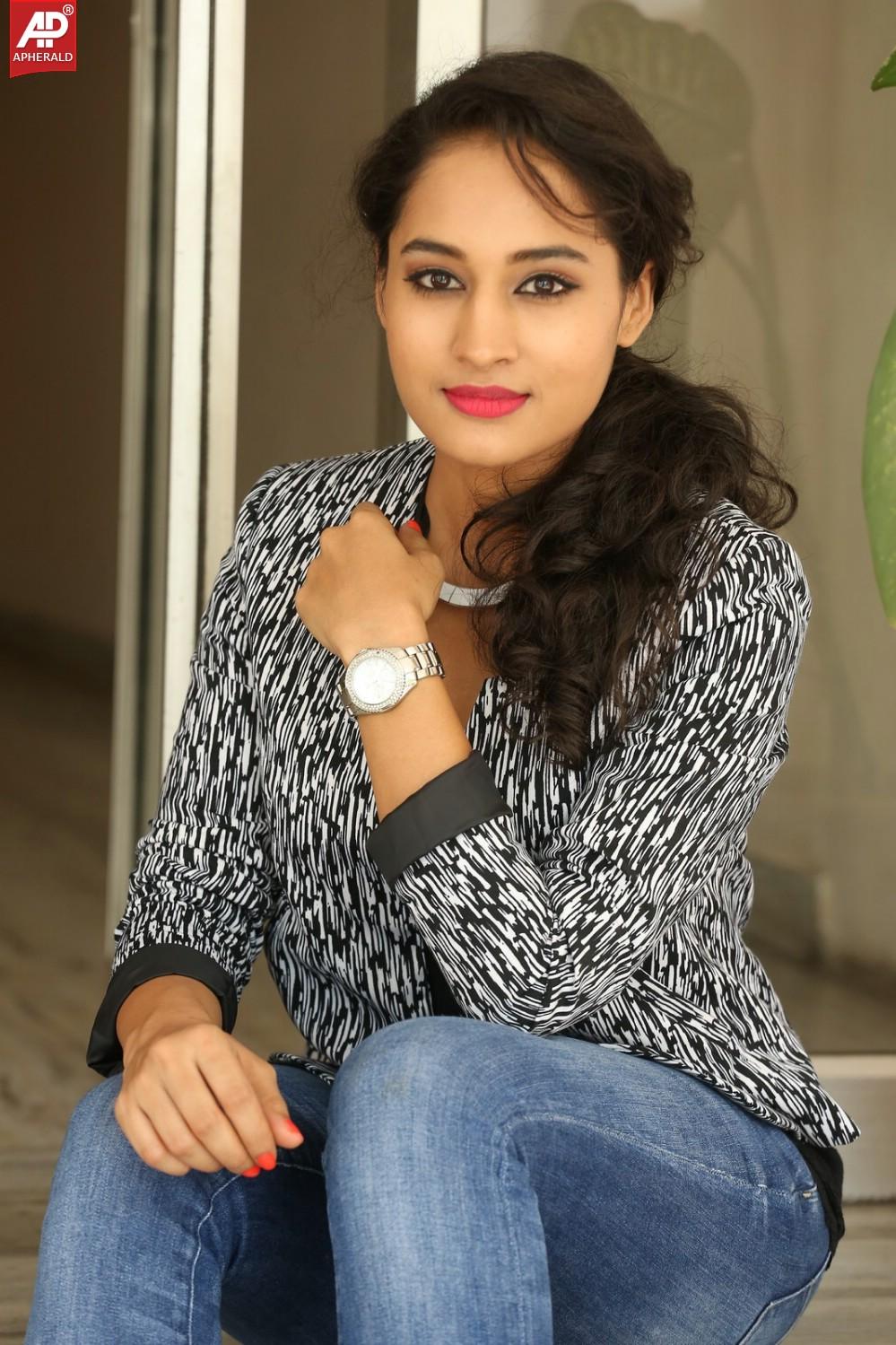 Actress Pooja Photos