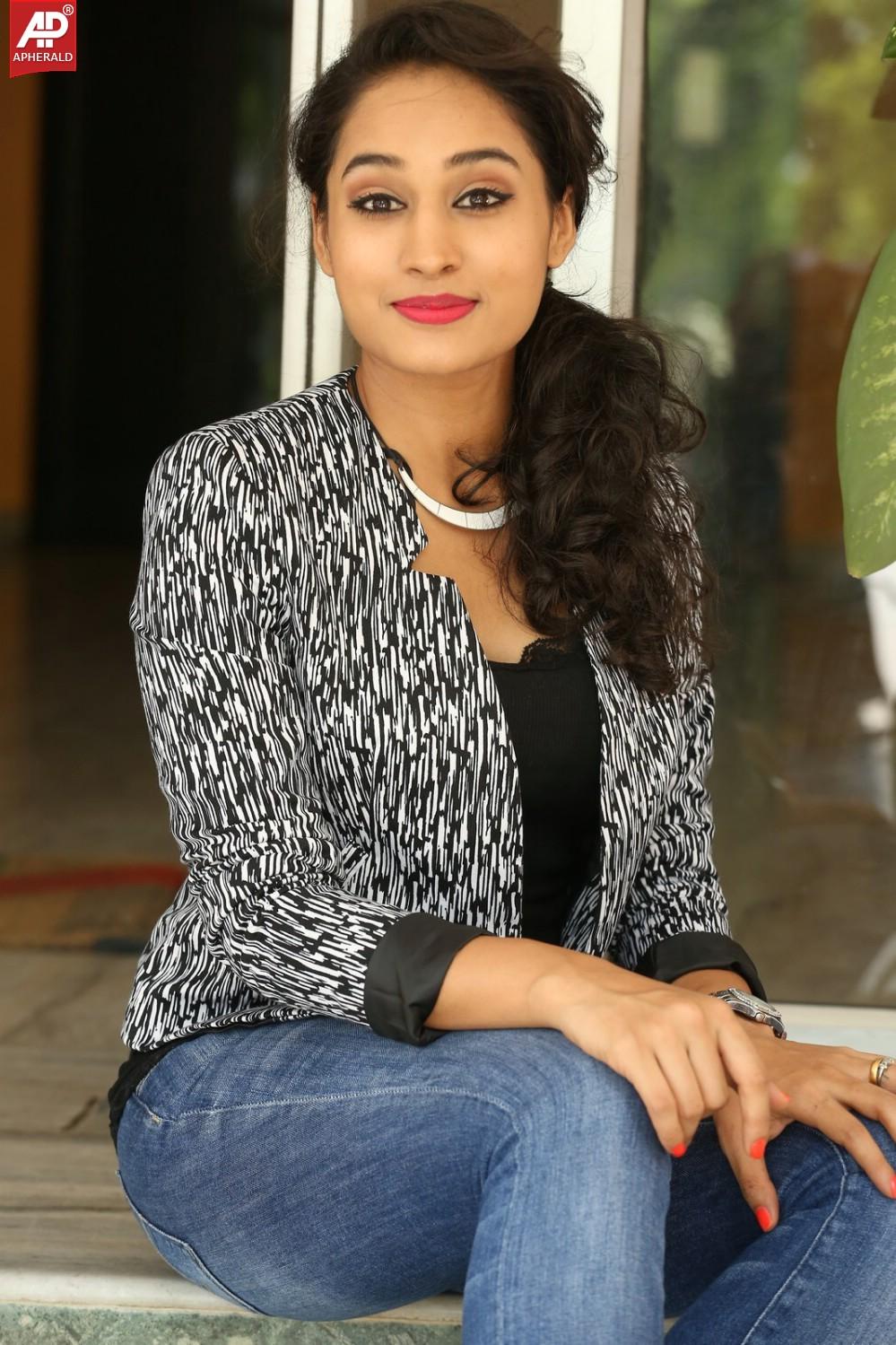 Actress Pooja Photos