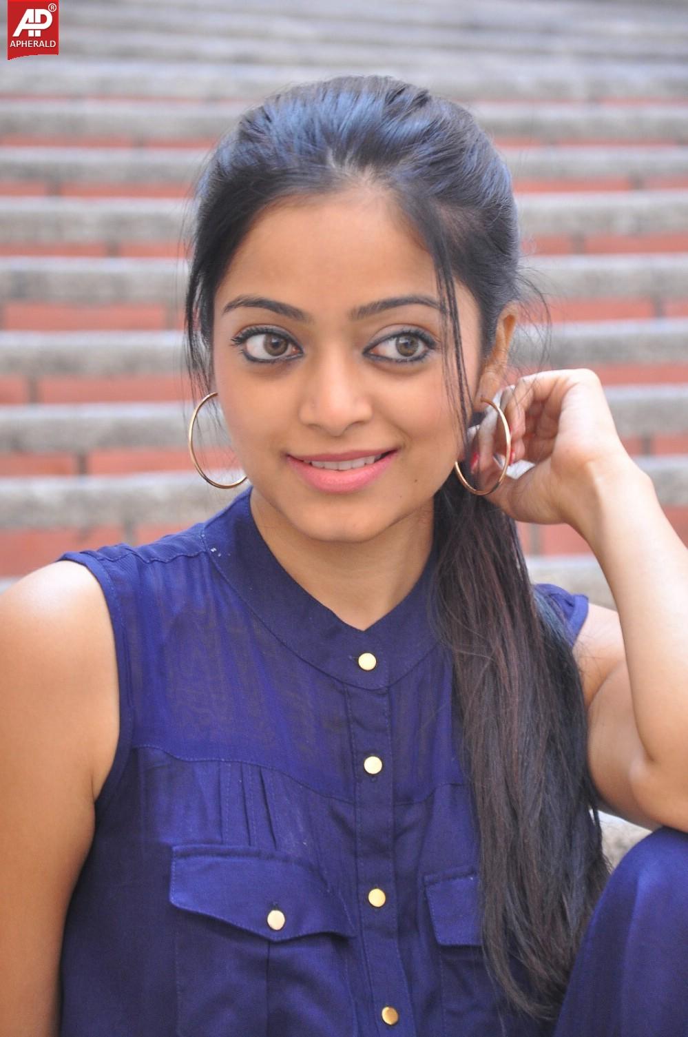 Janani Iyer Stills