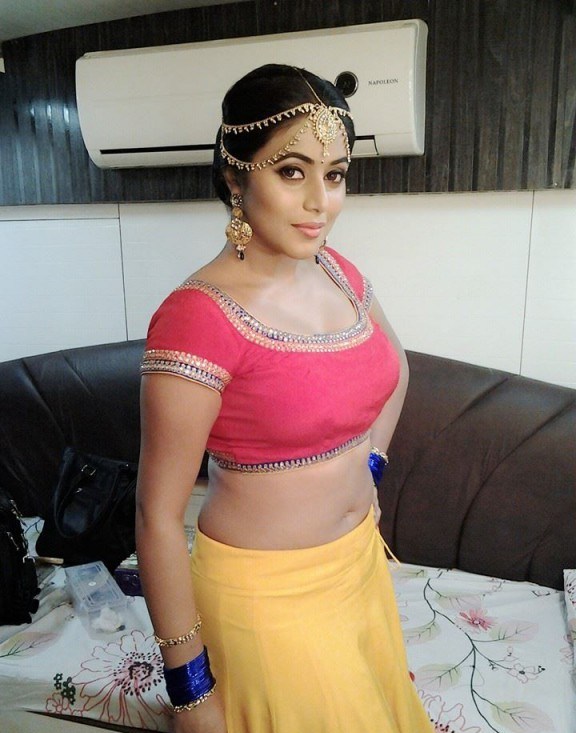 Poorna Shooting Hot Navel show