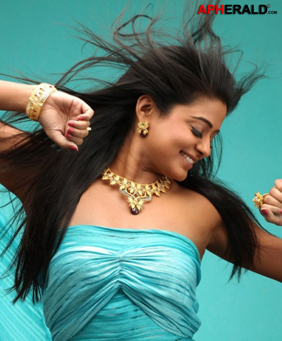 Priyamani 