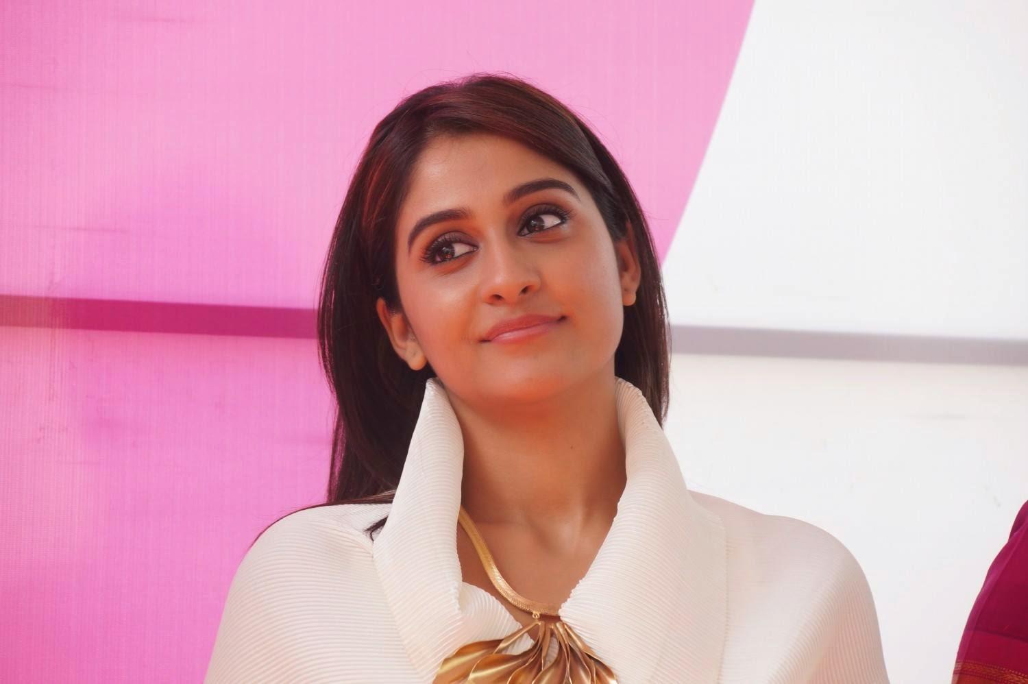 Regina Cassandra Cute Smile Photos