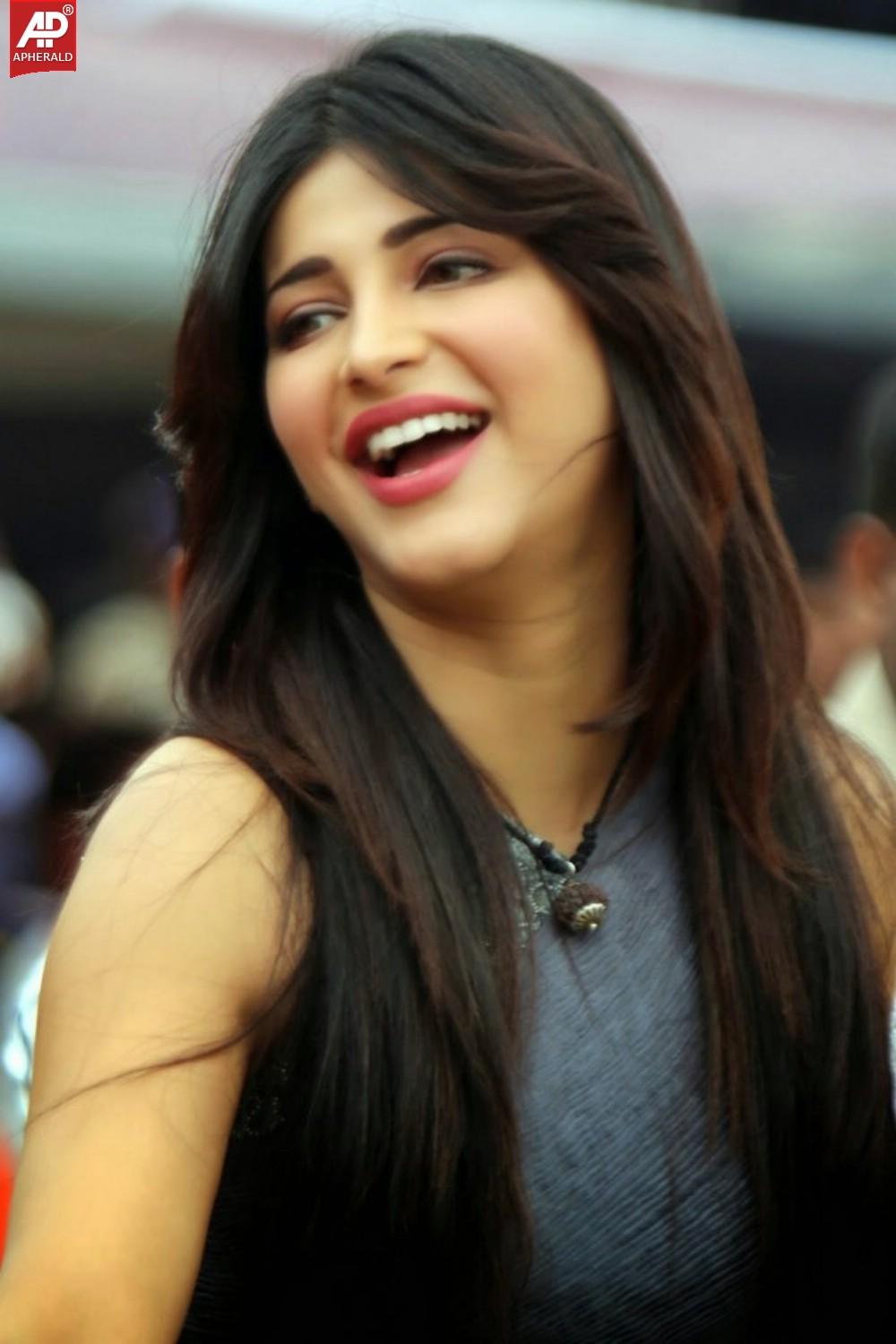 Shruti Hassan Cute Photos