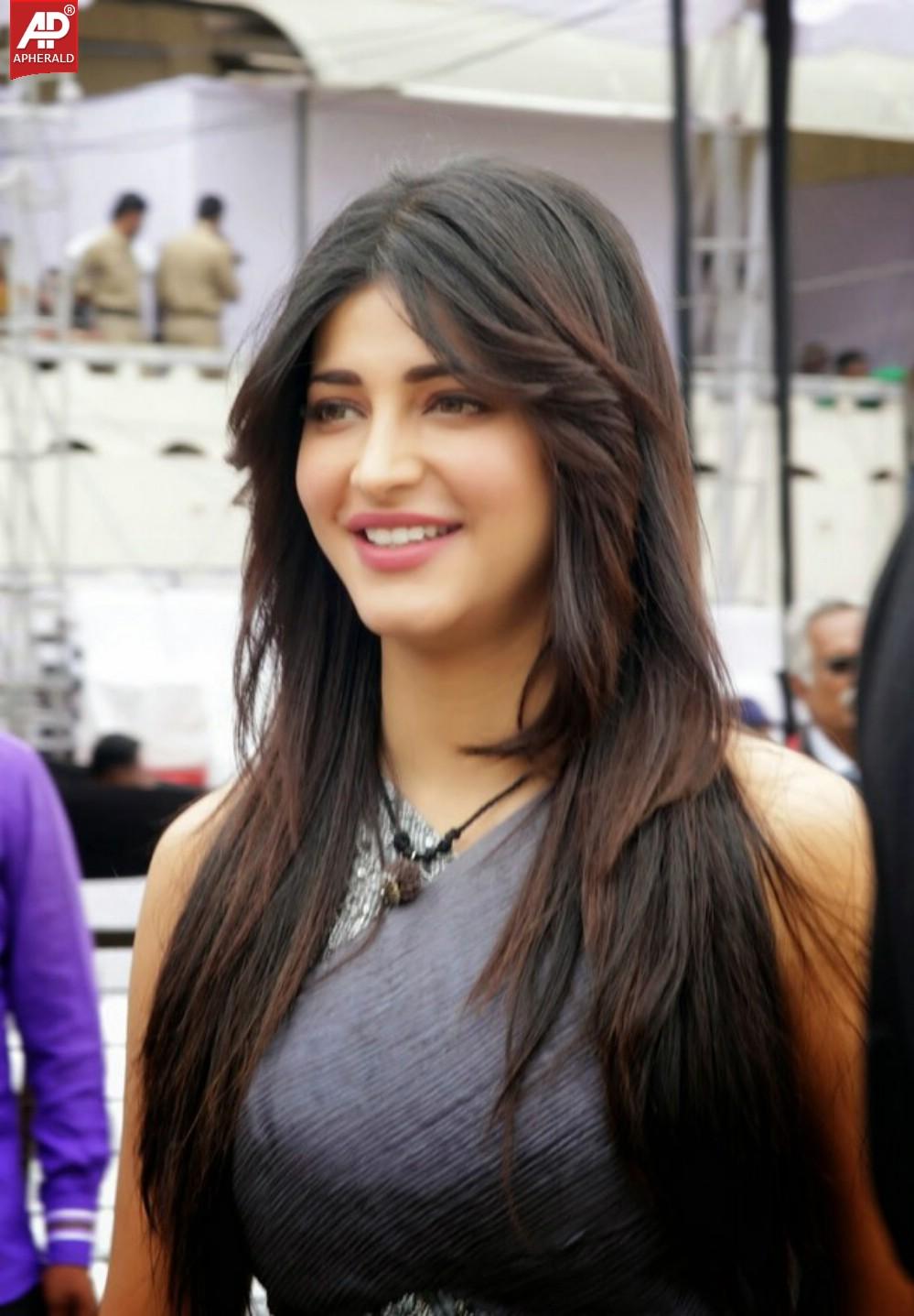 Shruti Hassan Cute Photos