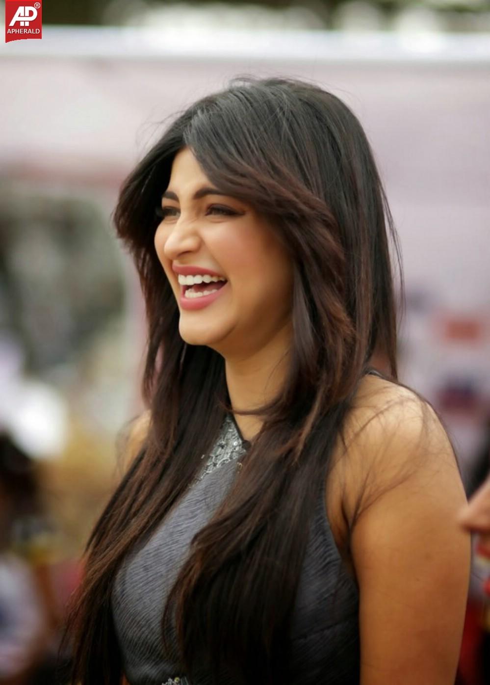 Shruti Hassan Cute Photos