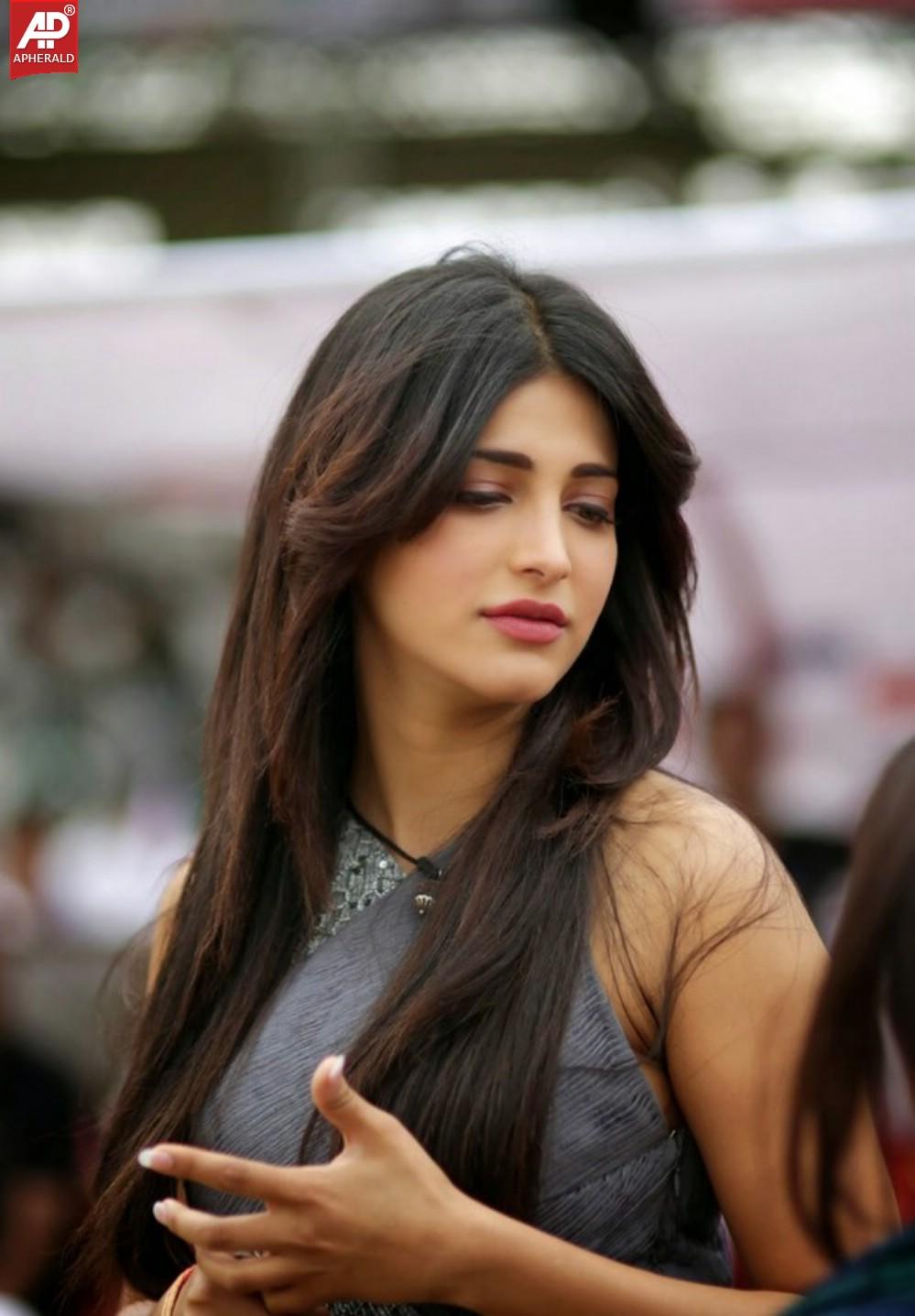 Shruti Hassan Cute Photos