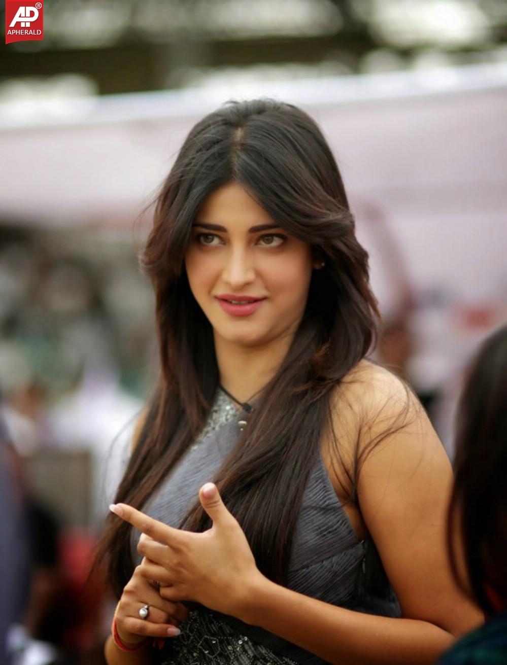 Shruti Hassan Cute Photos