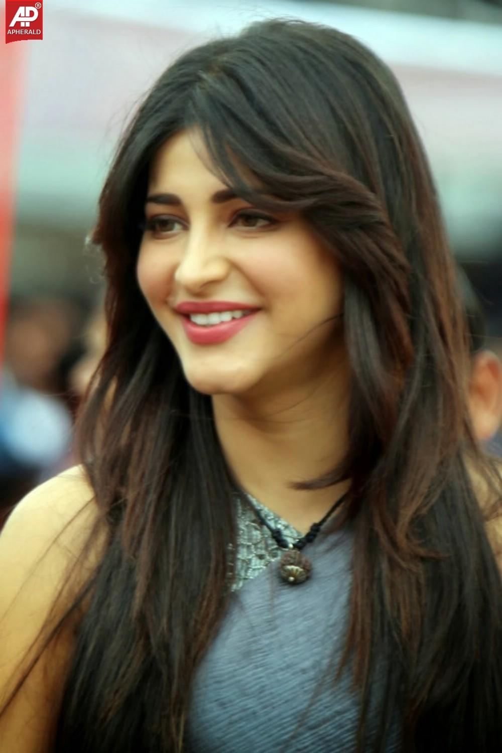 Shruti Hassan Cute Photos