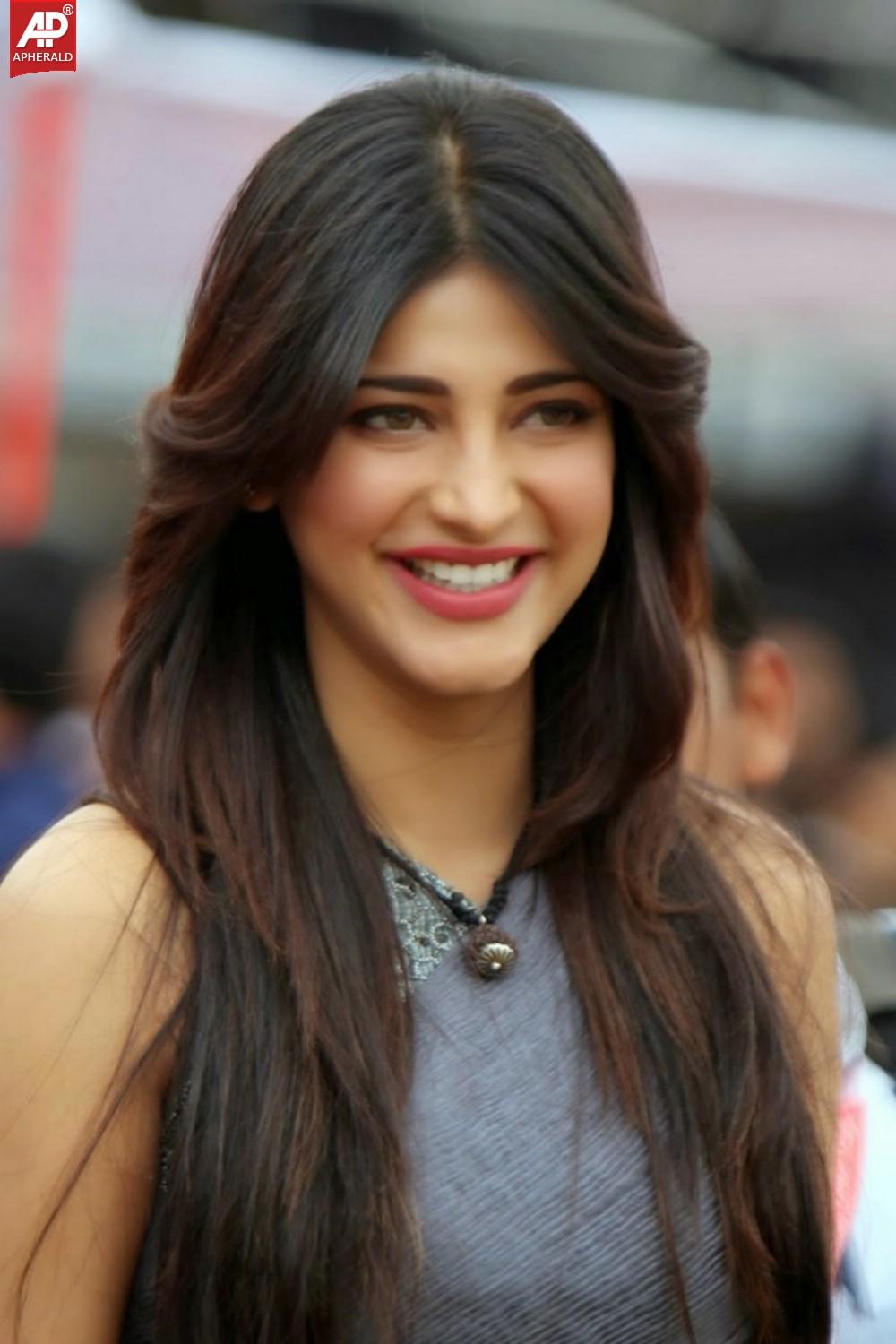 Shruti Hassan Cute Photos