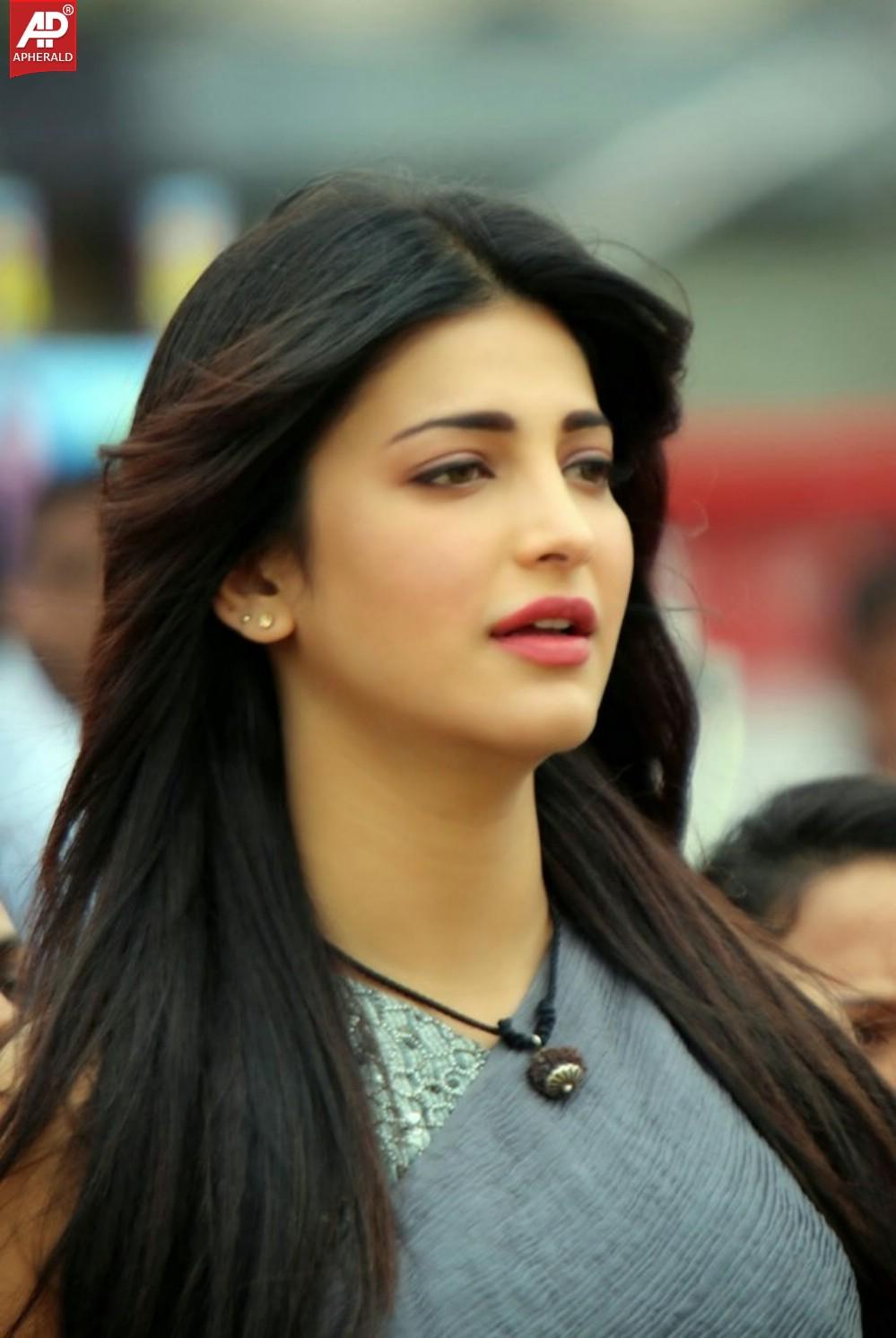 Shruti Hassan Cute Photos