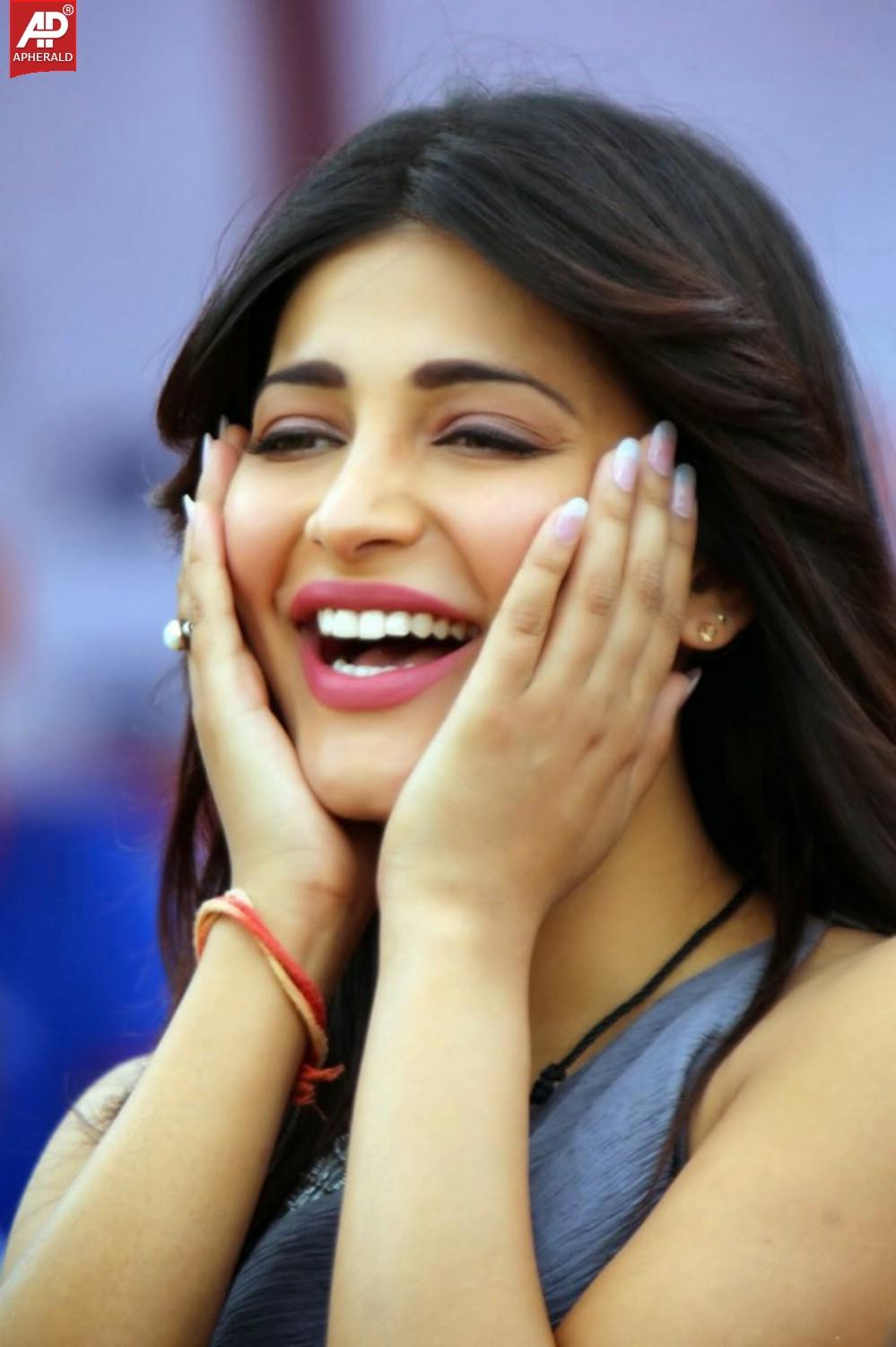 Shruti Hassan Cute Photos