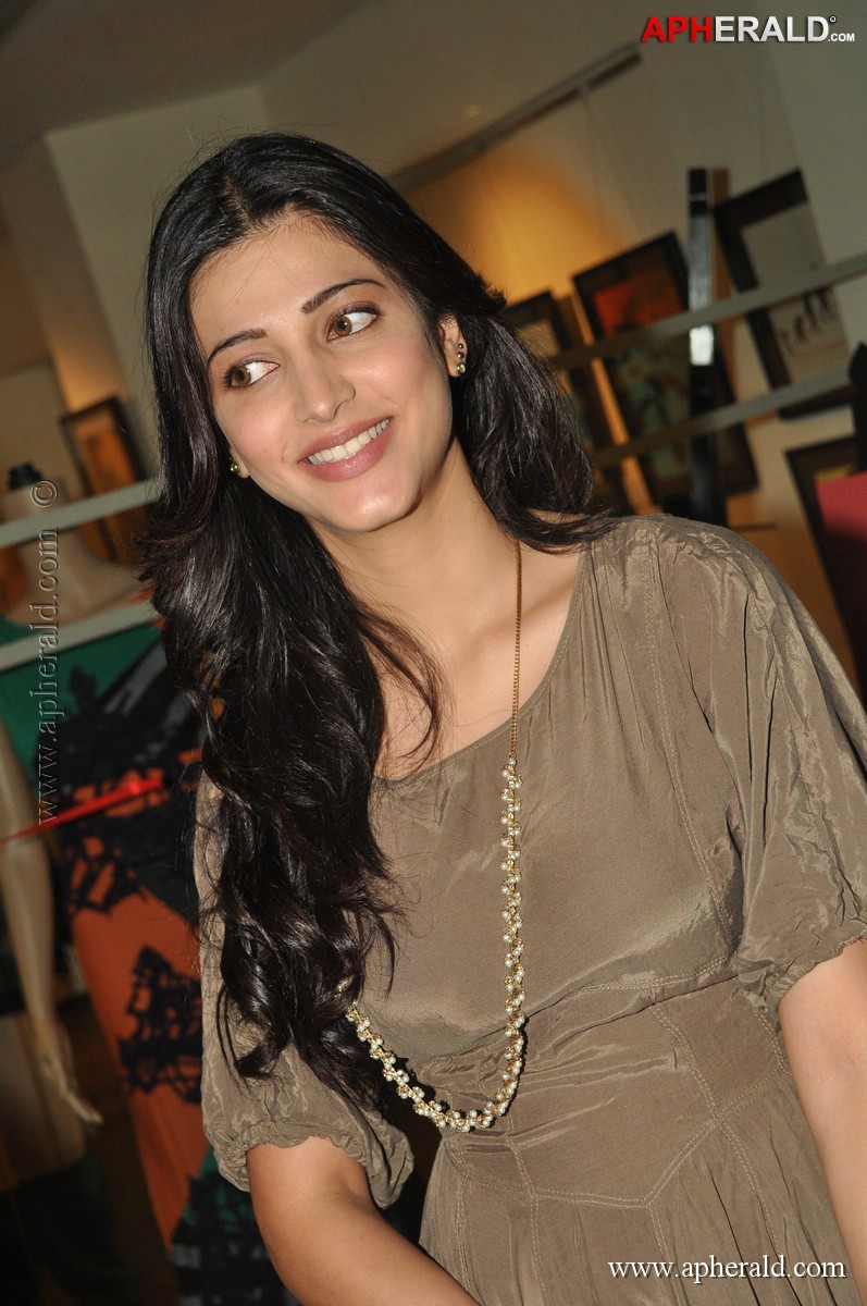 Shruti Hassan Latest Photos