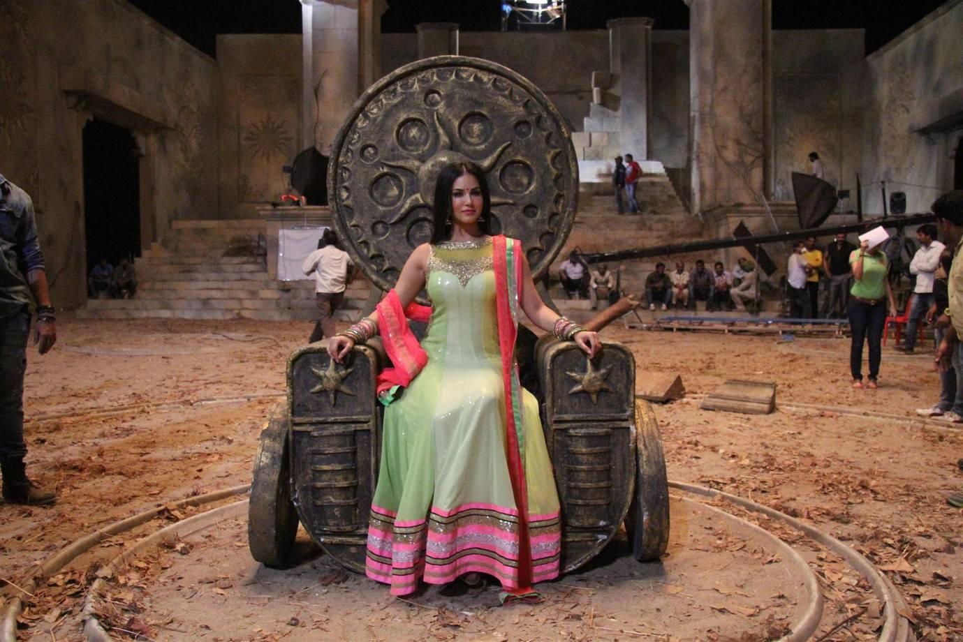 Sunny Leone At Leela Movie On Location